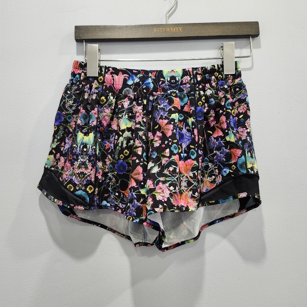 Lululemon Hotty Hot Low-Rise Lined Short 4" Flowerscope Black Multi / Black